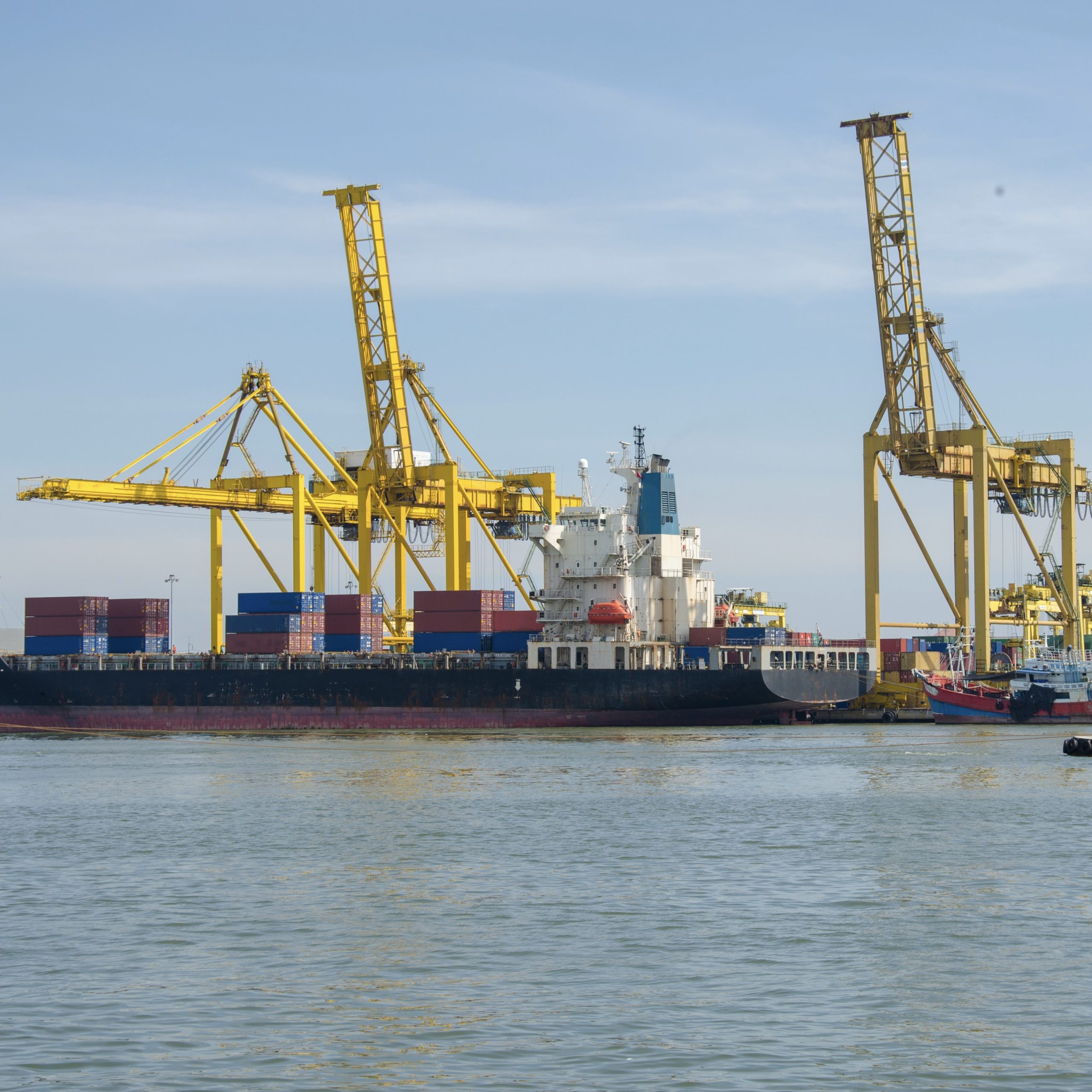 pexels-khunkorn-laowisit-1211787 2 shipping containers importing exporting expert global supply chain trend forecast